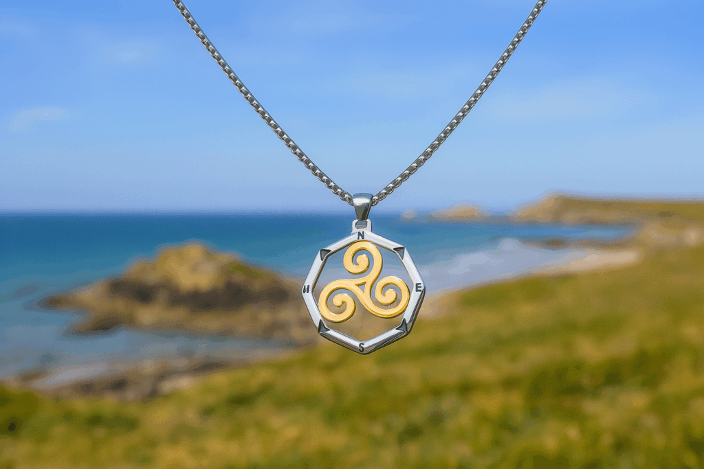Collier avec pendentif octogonal Triskel doré