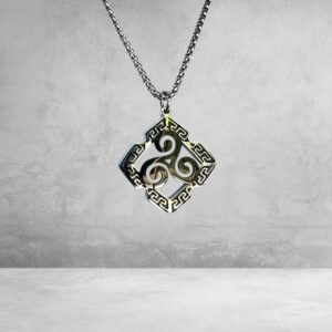 Collier Triskel noir losange celtique