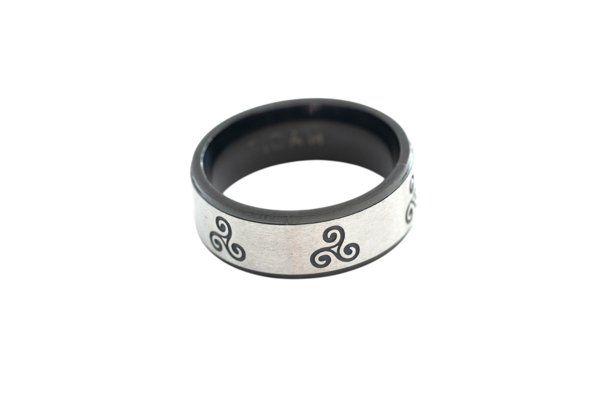 Bague acier Triskel bords noirs