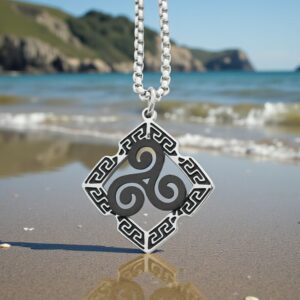 Collier Triskel noir losange celtique